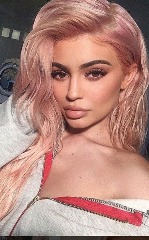 8 Types Of Selfies Kylie Jenner Perfected Before National Selfie Day