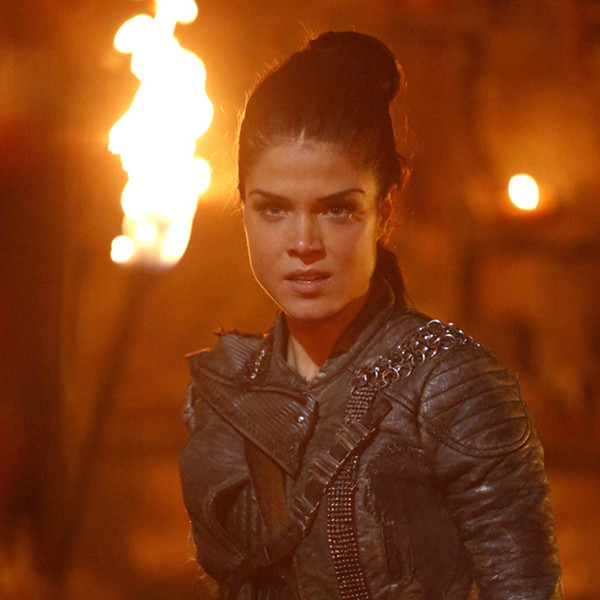 The 100s Marie Avgeropoulos Sounds Off On Octavias Loyalties E Online 