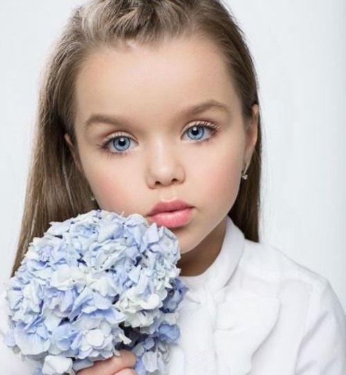 Menina Russa De 6 Anos é Considerada A Mais Bonita Do