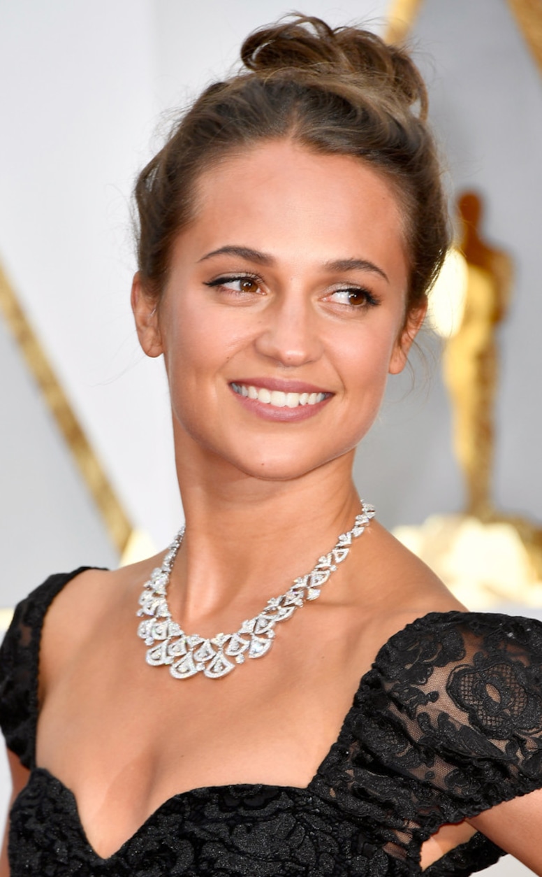 ESC: 2017 Oscars, Beauty, Alicia Vikander