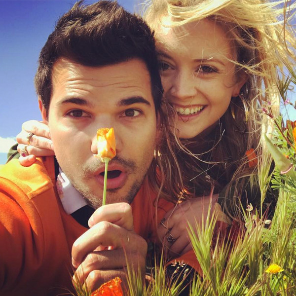 Billie Lourd et Taylor Lautner jouent dans un champ de coquelicots - E