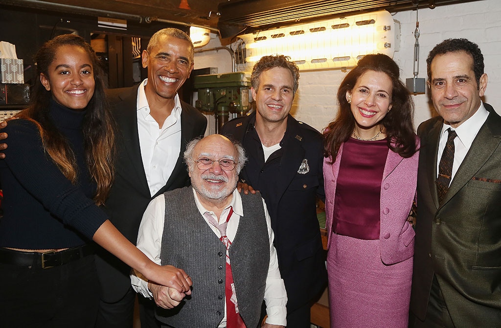 
(Barack dan Malia bersama cast The Price / Bruce Glikas - FilmMagic)