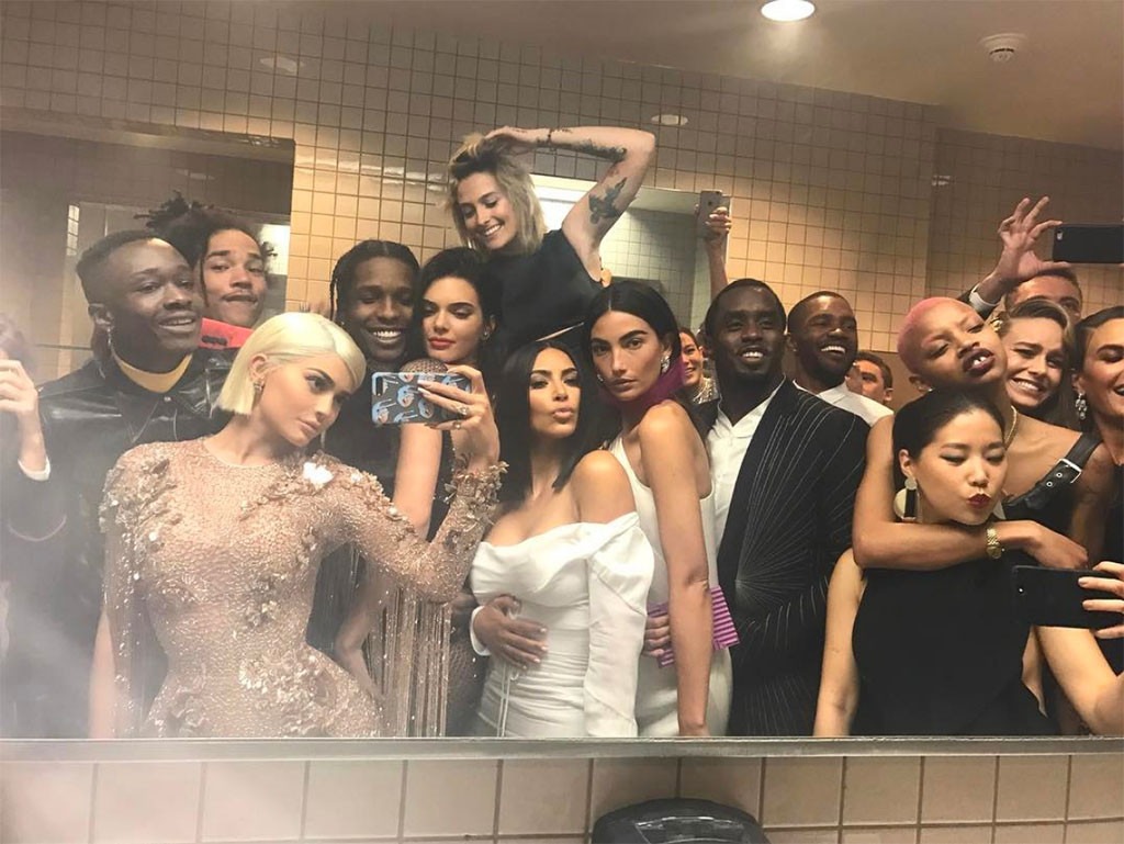 Kylie Jenner Breaks The Met Galas No Selfie Rule And Its