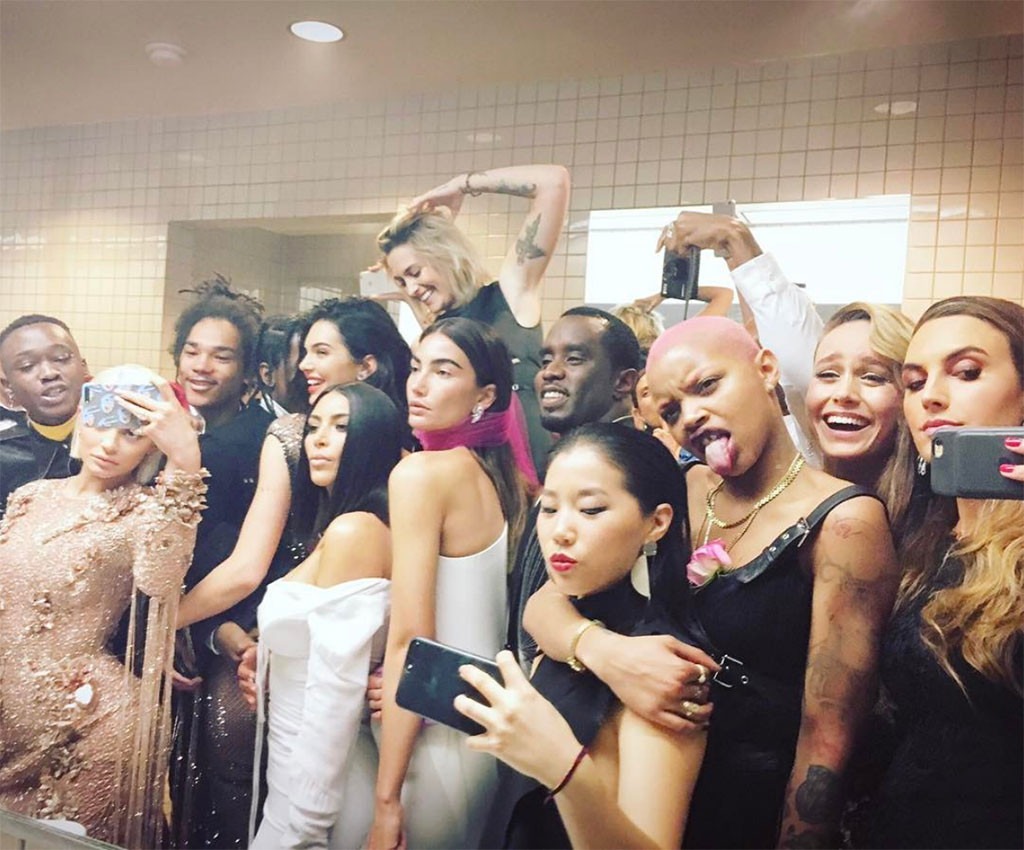 Kylie Jenner Breaks The 2017 Met Gala S No Selfie Rule For An Epic Bathroom Photo E News
