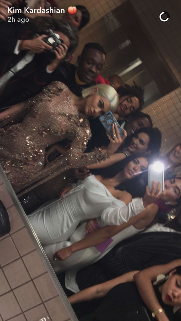 Kylie Jenner Breaks The Met Gala'S No Selfie Rule (And It'S Epic!) - E!  Online