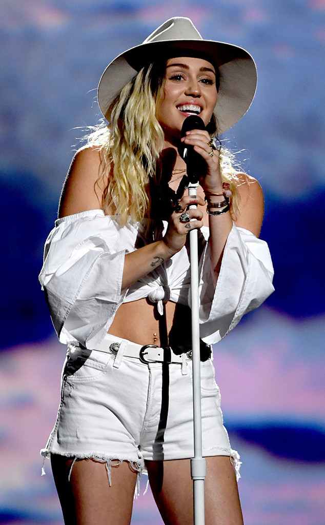 Miley Cyrus, 2017 Billboard Music Awards, Show