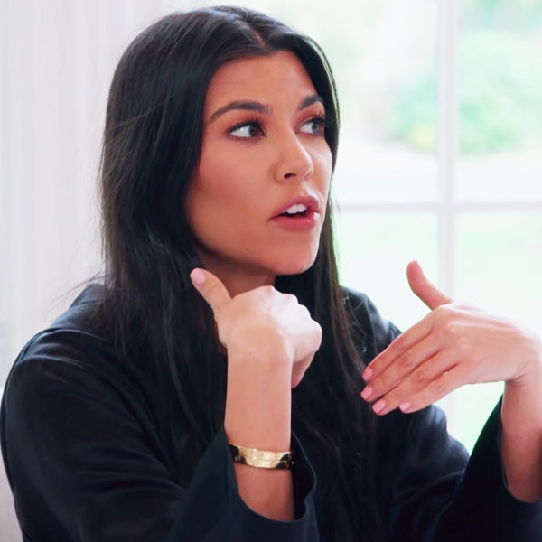 The gold bracelet Kourtney Kardashian in The incredible family Kardashian  S12E18  Spotern