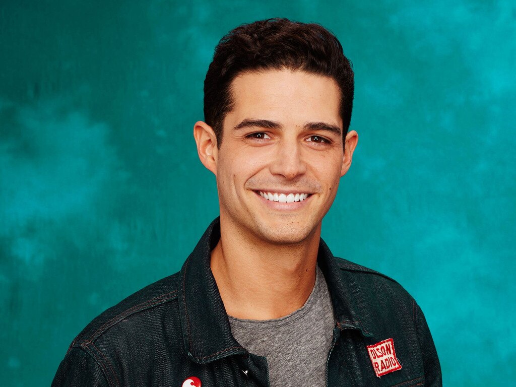 Уэллсом адамсом. Well adams. Well adams. Well adams. Sarah hyland and wells adams.