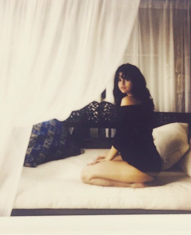 You Don T Sit Like This Pose From Instagram Poses Celebs Have