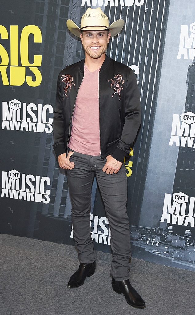 Dustin Lynch from CMT Music Awards 2017 Red Carpet Arrivals E! News