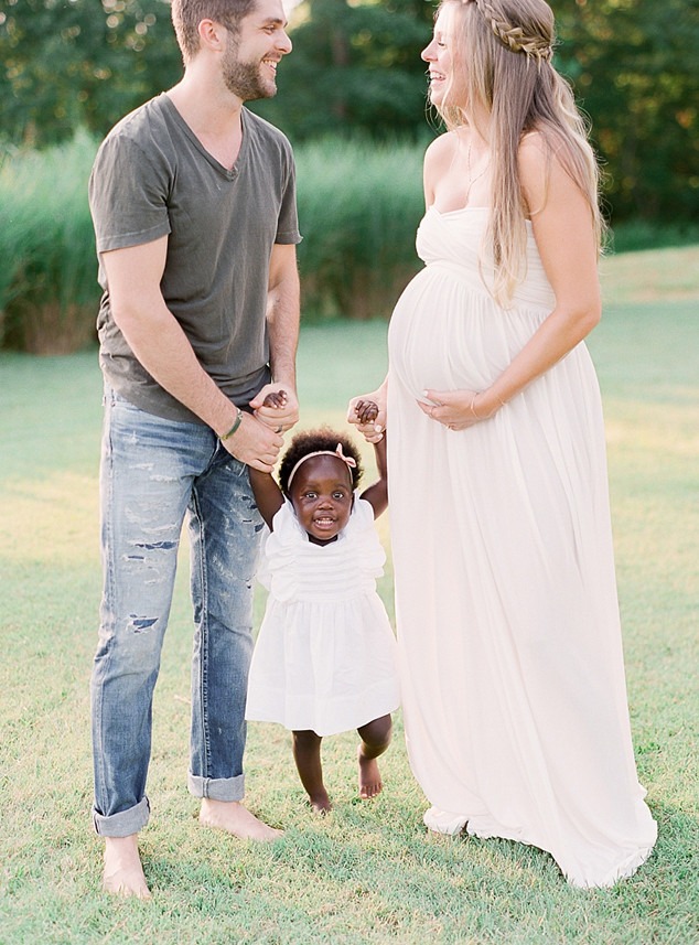 Thomas Rhett Pregnant Wife Lauren Akins And Daughter Willa Appear In Stunning Maternity Shoot