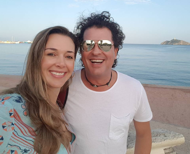 Asi Reacciono La Esposa De Carlos Vives Ante El Apasionado Beso