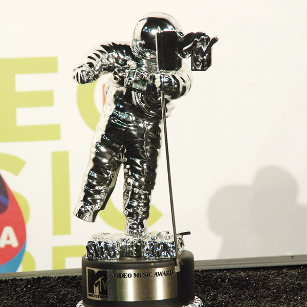 Mtv Renames The Vmas Moonman To Moon Person E Online