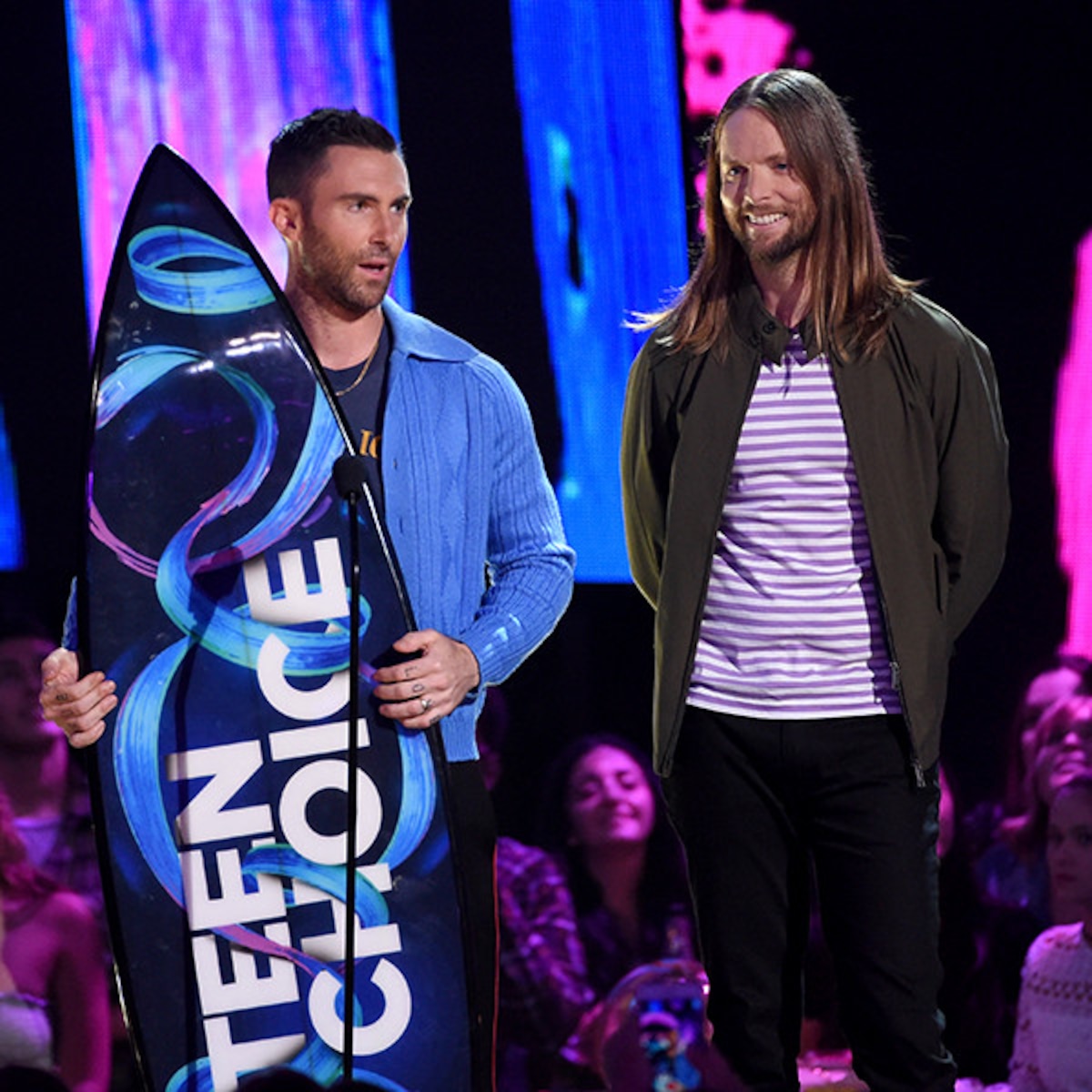 Maroon 5 Accepts The Decade Award At The 17 Teen Choice Awards E Online Maroon 5 Accepts The Decade Award At The 17 Teen Choice Awards E Online