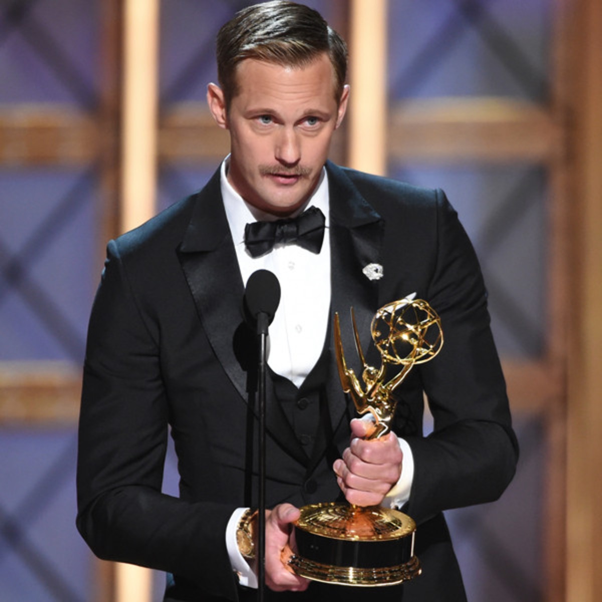 Alexander Skarsgard Wins Supporting Actor In Limited Series E Online Emmy Awards 2022 Alexander Skarsgard