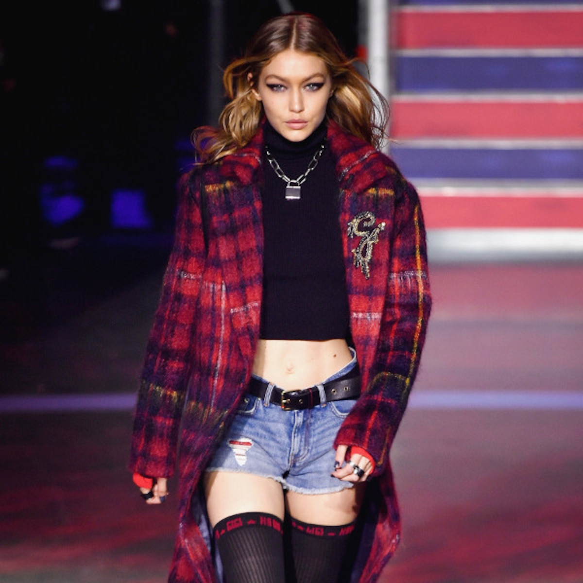 skelet boeket Becks Every Look From the Tommy x Gigi FW17 Collection - E! Online