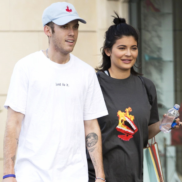 Kylie Jenner Wears Baggy T-Shirt & Sneakers Amidst Pregnancy Rumors –  Footwear News