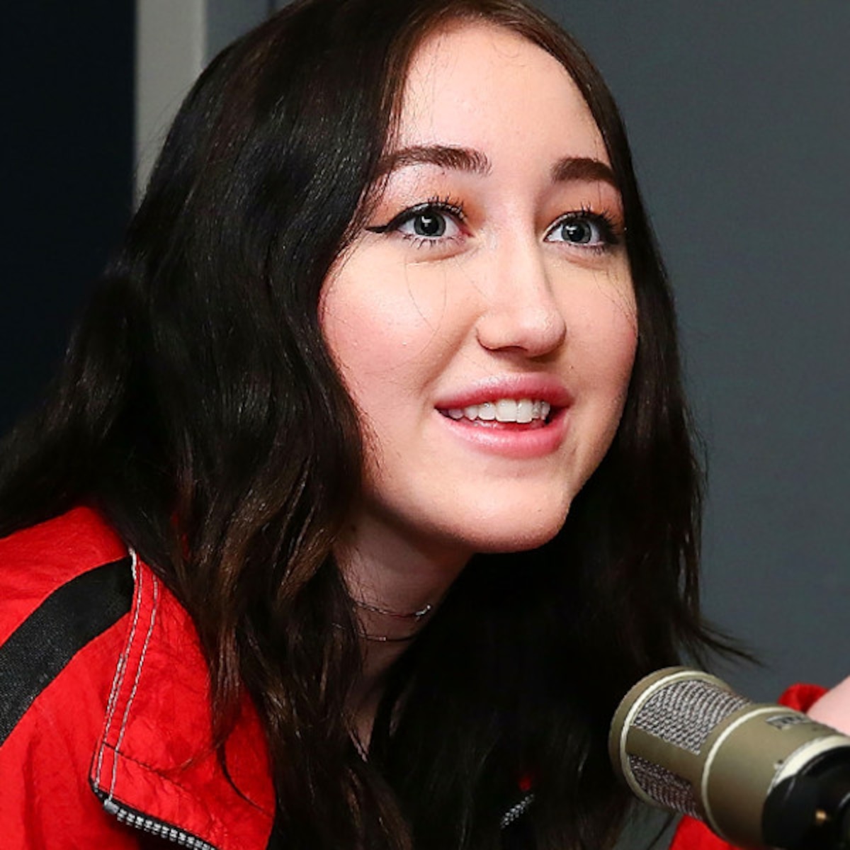 Looking for best noah cyrus eyebrows?