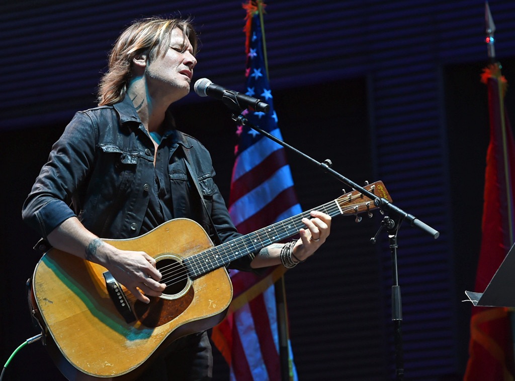 Keith Urban Gives Emotional Performance at Vigil for Las Vegas