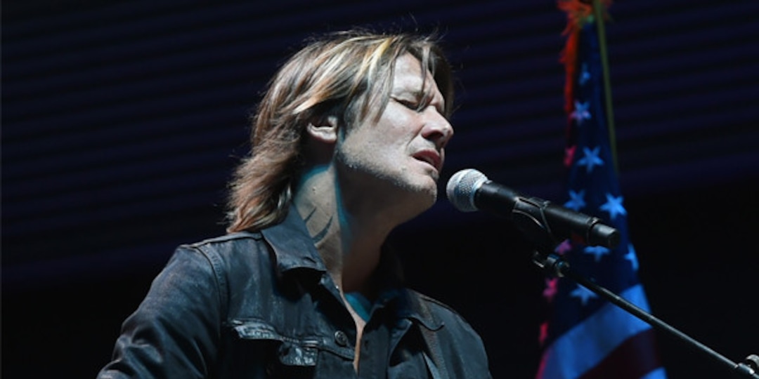 Keith Urban Gives Emotional Performance at Vigil for Las Vegas