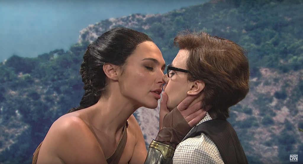 Gal Gadot Xxx Video - Gal Gadot's Wonder Woman Kisses Kate McKinnon in SNL Skit