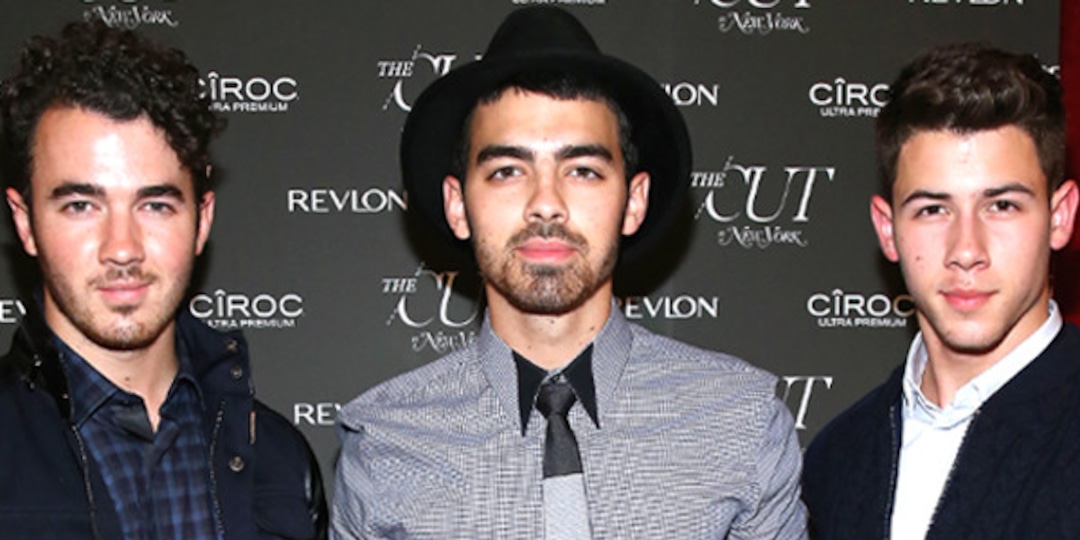 Jonas Brothers Continue Fueling Reunion Rumors With New Photo E Online