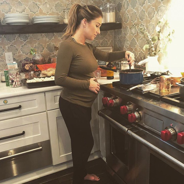 Keeps On Kickin From Jessie James Deckers Cutest Pregnancy Pics E News