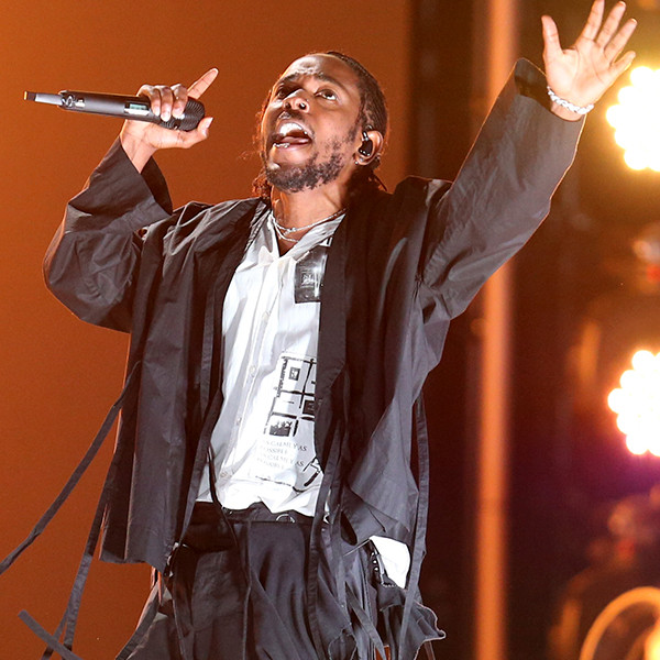 Kendrick Lamar Electrifies 2018 Grammys With Opening Performance - E ...