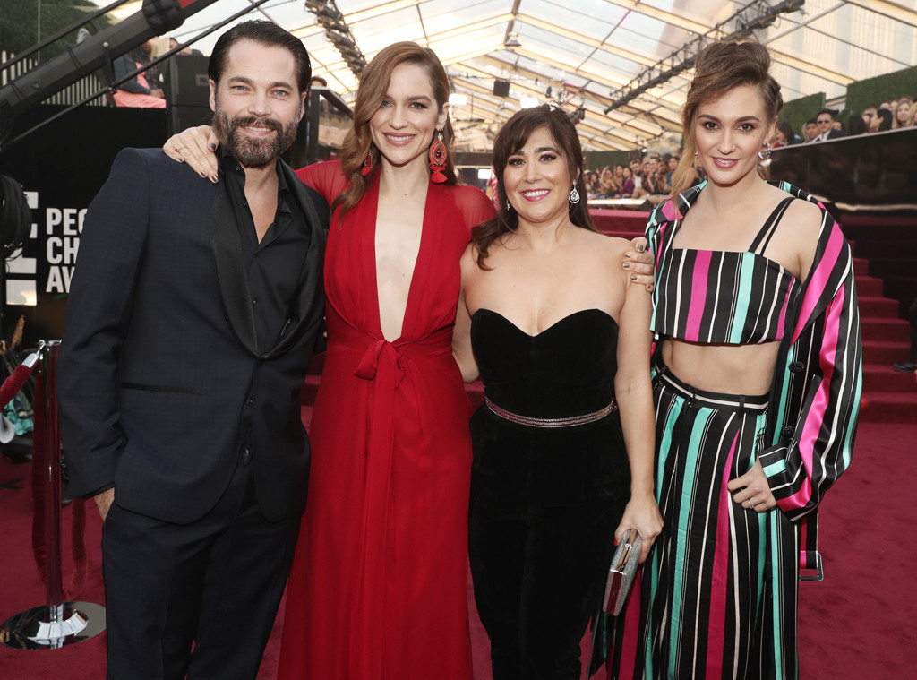 Wynonna Earp Cast Has This Red Carpet Thing Down At Pcas E Online