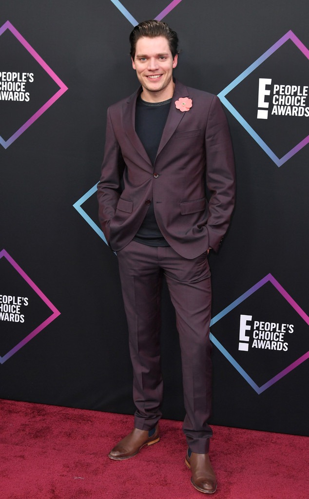 Dominic Sherwood, 2018 Peoples Choice Awards, PCAs, Red Carpet Fashions