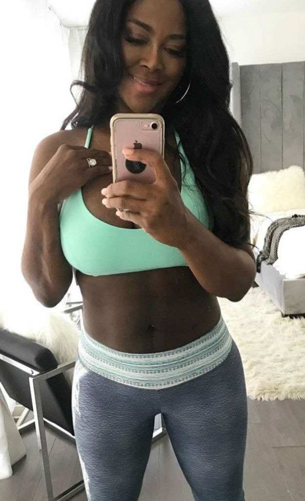 Kenya Moore Bares Her Abs 3 Weeks After Giving Birth | E ... - 624 x 1024 jpeg 64kB