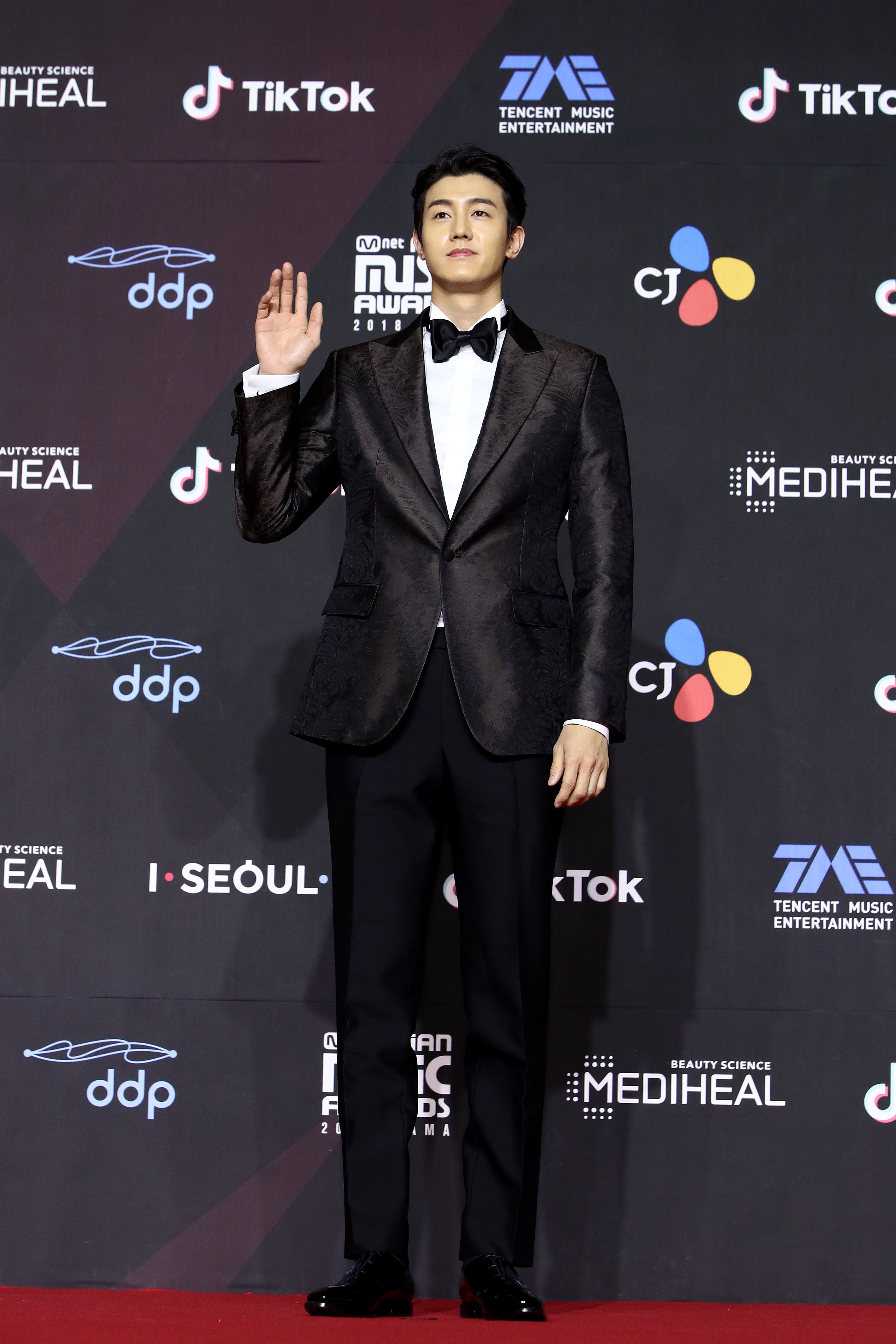 Lee Ki-Woo from All The Red Carpet Looks At The 2018 Mnet Asian Music ...