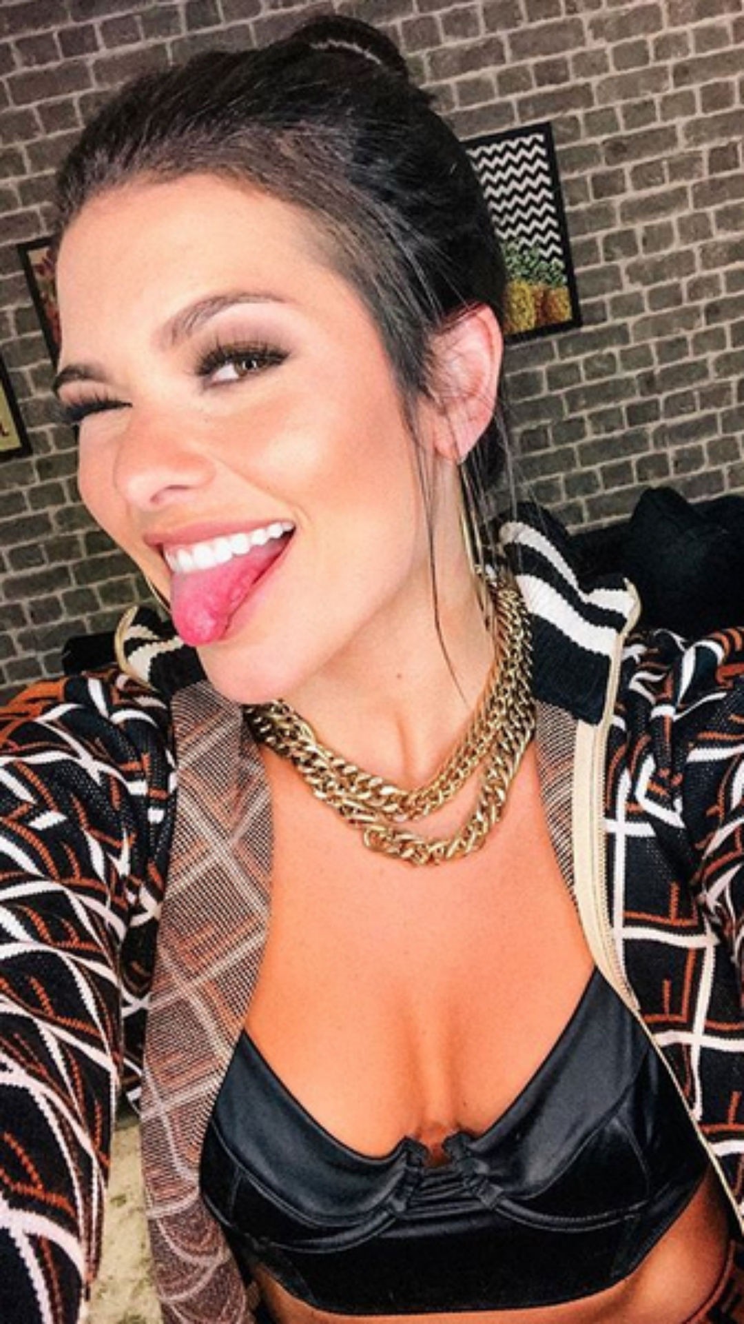 Lary, Instagram