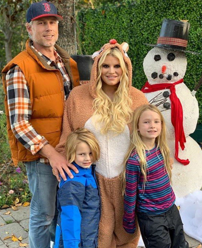 Jessica Simpson Shares Festive Holiday Pics With Husband & Kids