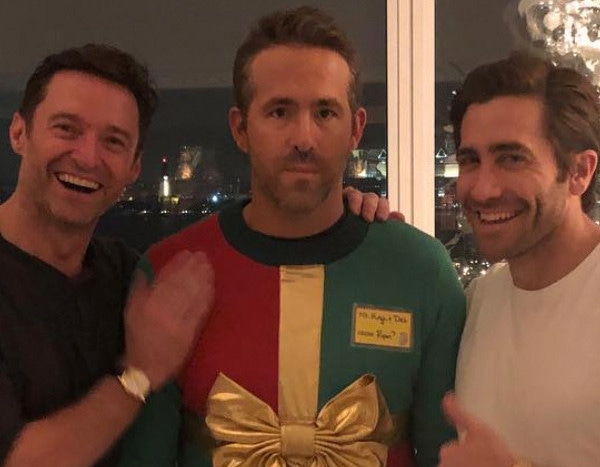 Sweater hilariously gyllenhaal pranked hugh jackman reynolds jake ryan gets Así es como el ugly sweater de Ryan Reynolds salvó el día por una gran