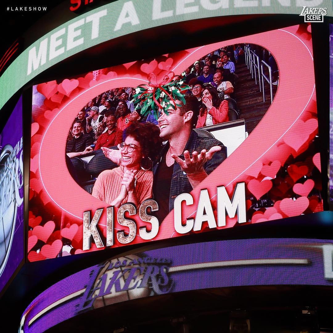 Sarah Hyland, Wells Adams, Lakers, Kiss Cam