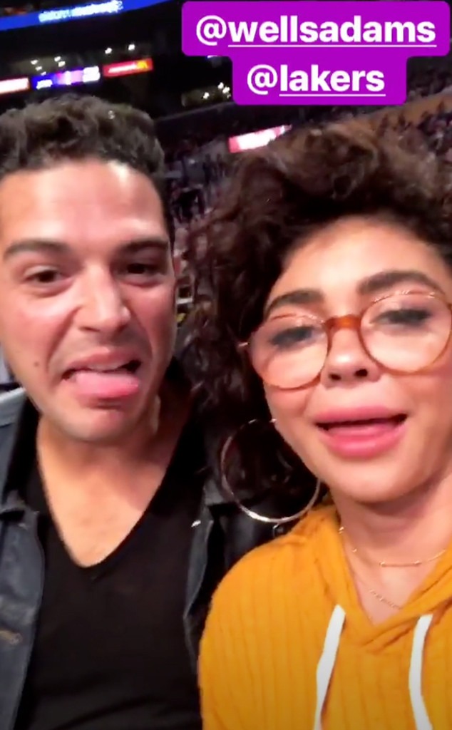 Sarah Hyland, Wells Adams, Lakers, Kiss Cam