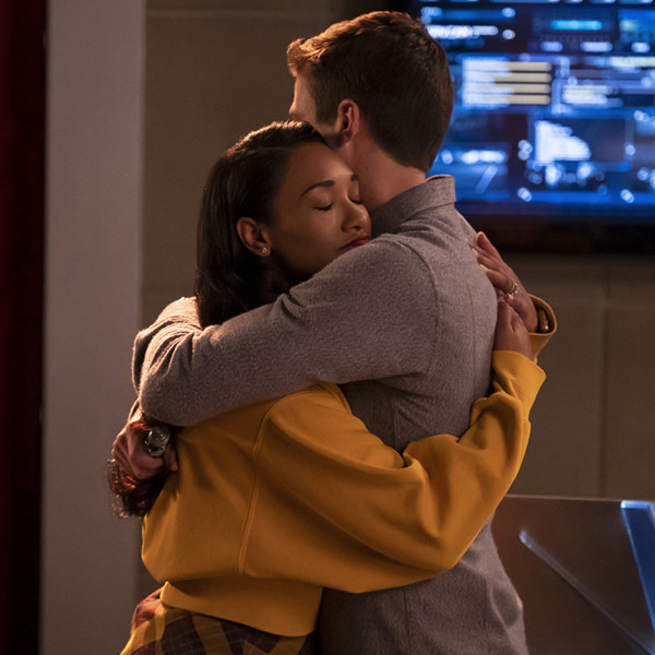 The Flash Cast Celebrates 100 Eps With Rapid Fire Scoop E Online 1212