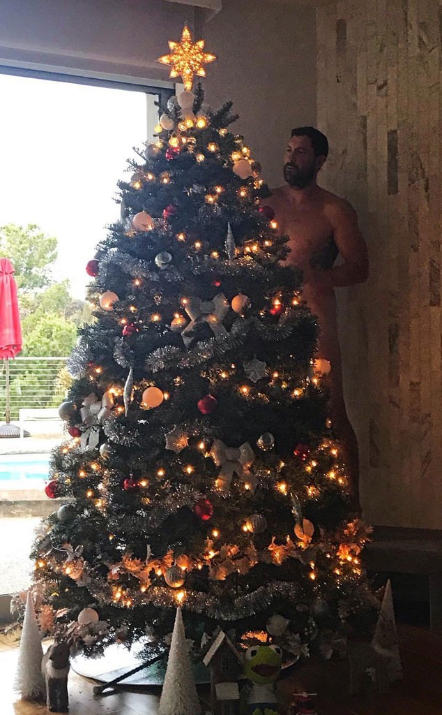 rs_634x1024-181203202831-634-peta-murgatroyd-maksim-chmerkovskiy-christmas-tree.jpg