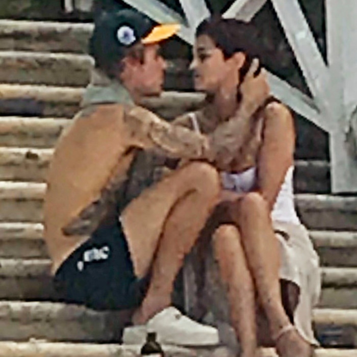 Selgo Justin Bieber Pack On The Pda During Jamaican Getaway E Online Selgo Justin Bieber Pack On The Pda During Jamaican Getaway E Online