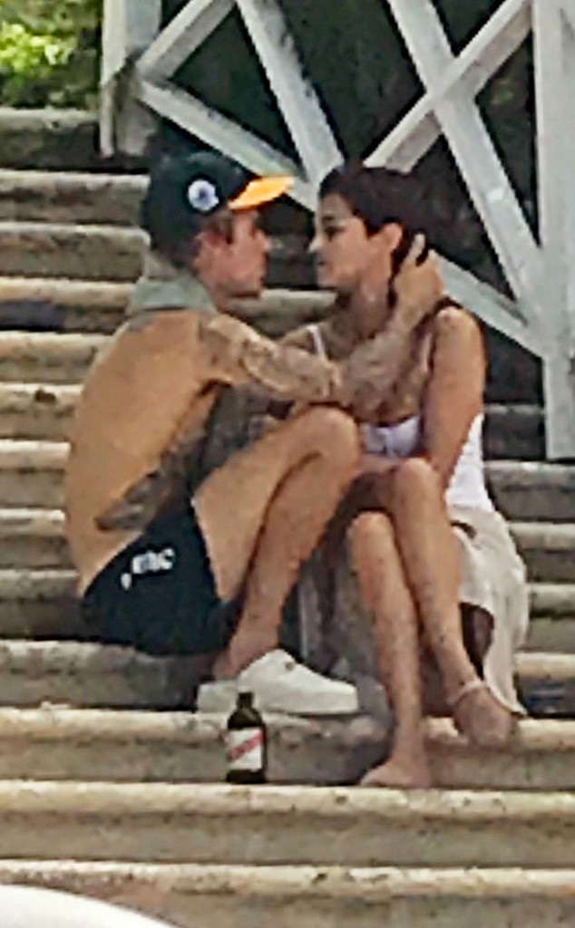 Selgo Justin Bieber Pack On The Pda During Jamaican Getaway E Online Selgo Justin Bieber Pack On The Pda During Jamaican Getaway E Online