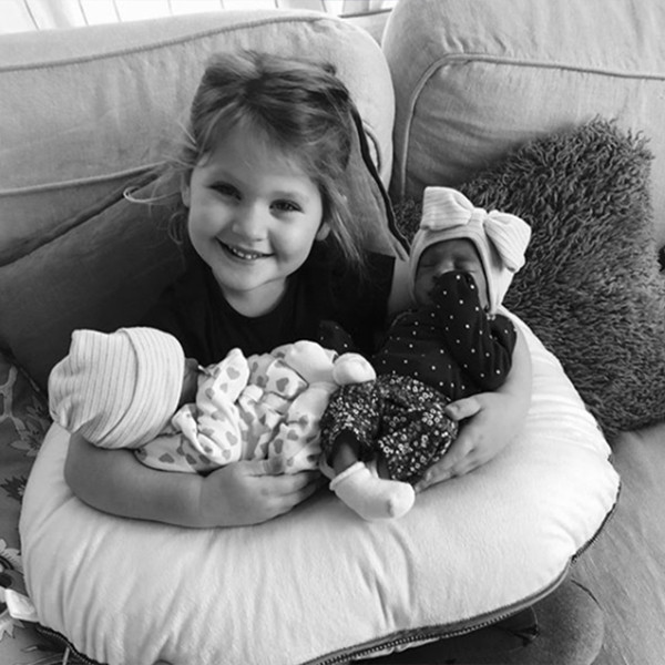 Lady Antebellums Hillary Scott Introduces Twin Daughters To The World 