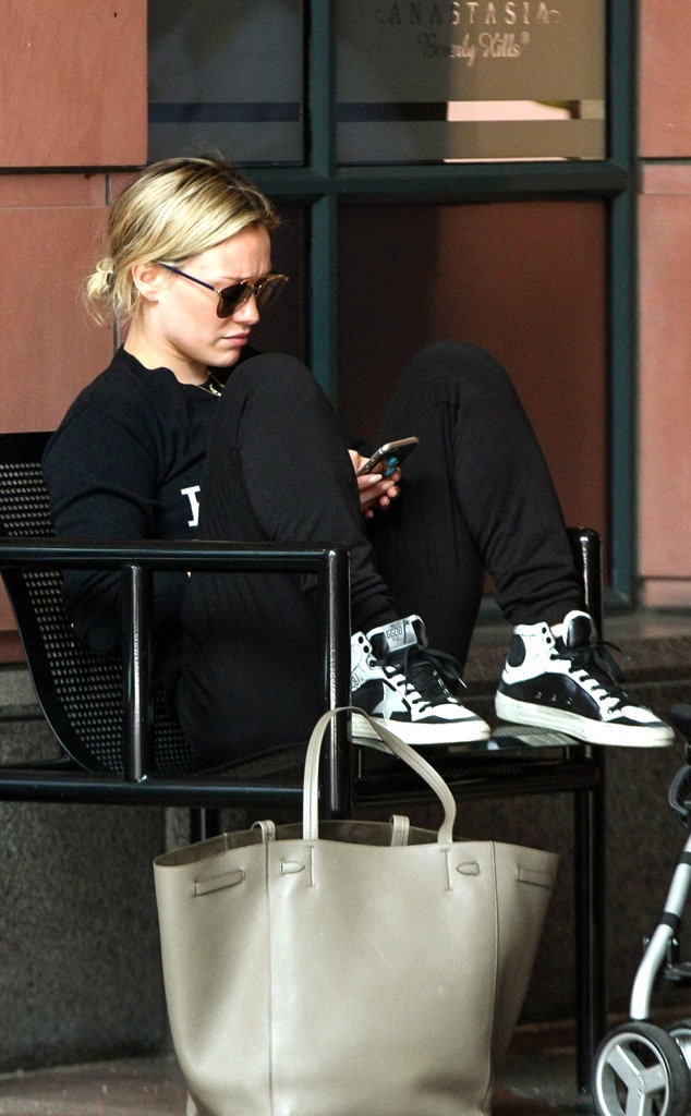 Hilary Duff, texting, Phone