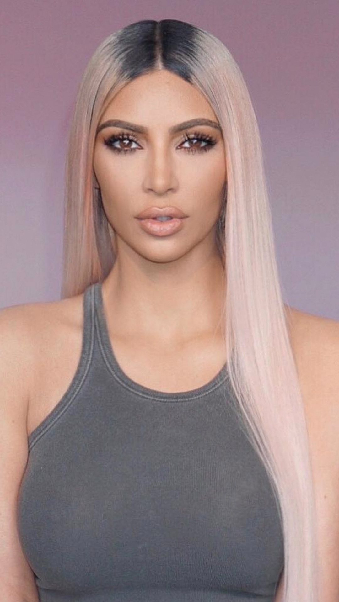 Kim Kardashian celebra su nueva línea de maquillaje con un candente escote  y emociones a flor de piel - E! Online Latino - MX