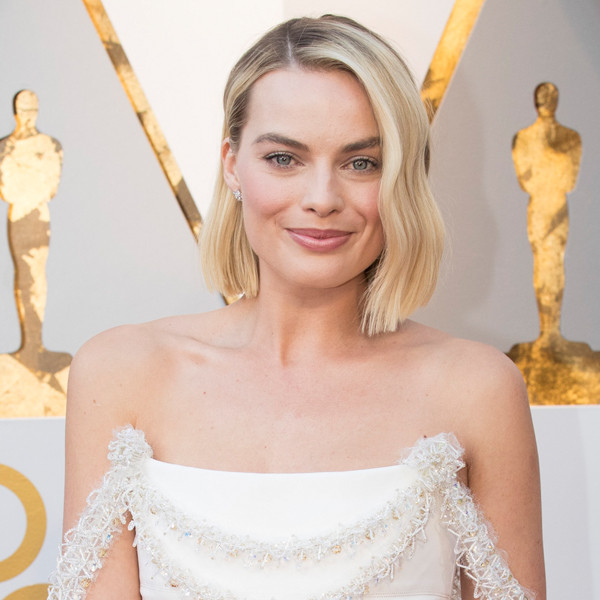 Margot Robbie Debuts Daring New Bangs At The 2021 Oscars E Online