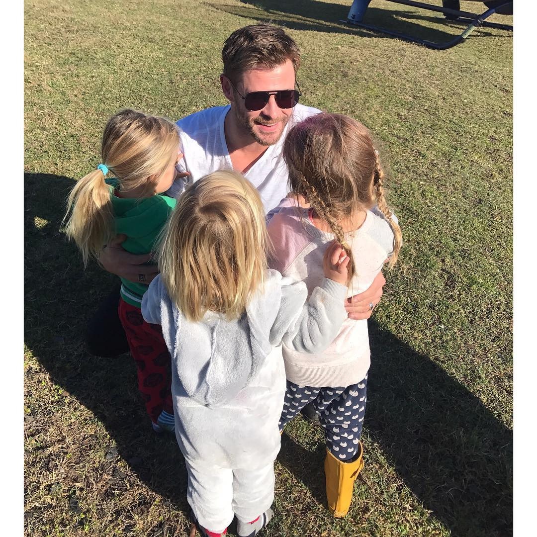 Chris Hemsworth และ Kids ของ Elsa Pataky ปรากฏตัวบนพรมแดง