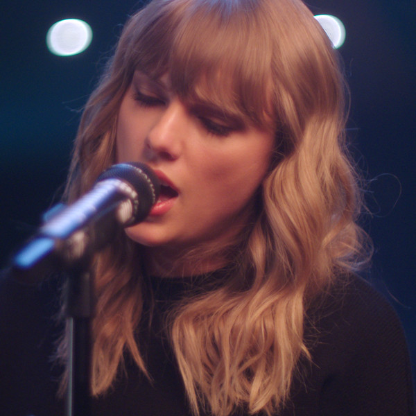 Taylor Swift Performs Private Concert and Throws Pizza Party For 2000 Foster Families