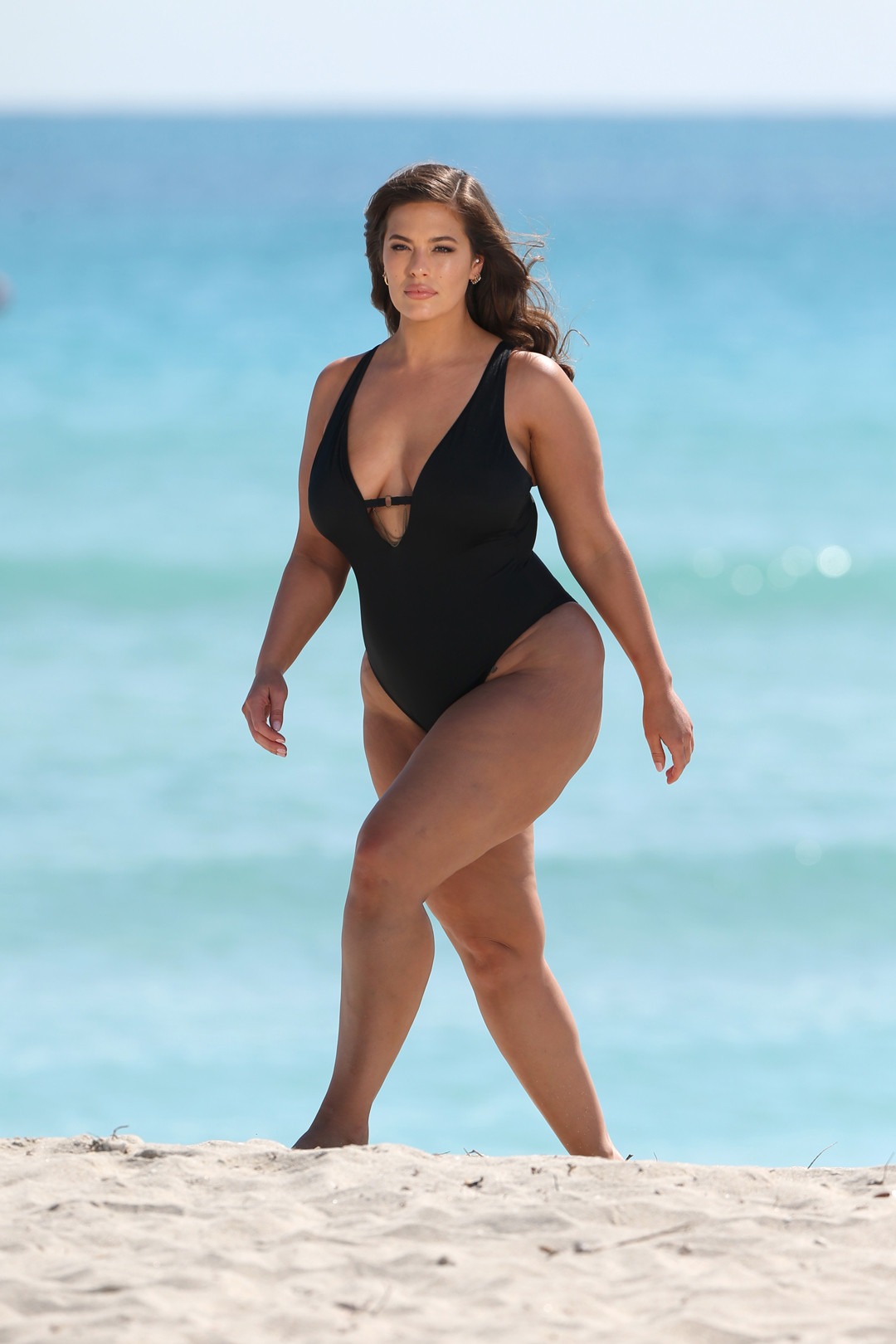 Ashley Graham Goes Unedited In Sexy Swimsuit Campaign Photos E News Uk 0926