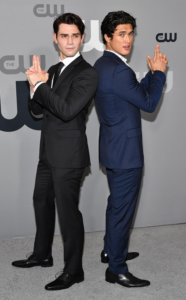 KJ Apa & Charles Melton from La photo du moment | E! News France
