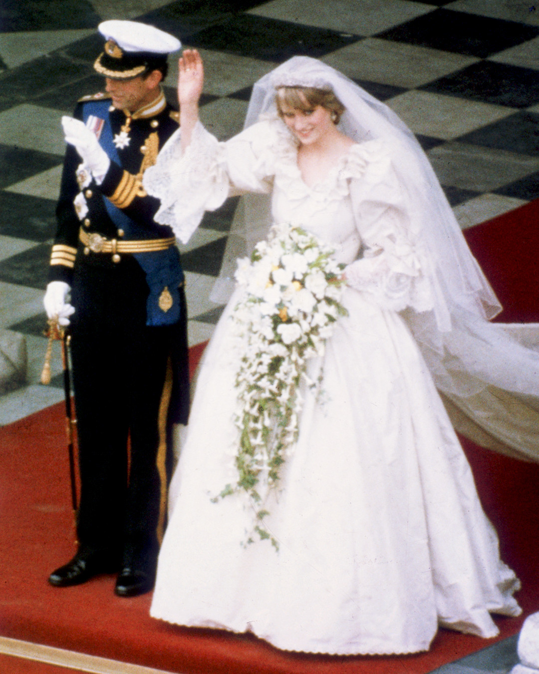 Comparing Meghan Markle Princess Diana S Wedding Dresses E Online